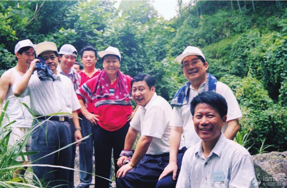 1999��6������(x��)��ƽ�ڸ���ɭ�ֹ��@���Ӽo(j��)��ë��ϯ���l(f��)չ�w���\(y��n)��(d��ng)������(qi��ng)�����w�|(zh��)���}�~47�����ɽ�������(d��ng)�����DƬ��Դ������(x��)��ƽ�ڸ�������(c��)����